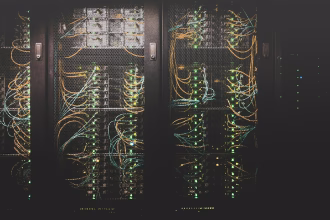 Pasillo de servidores en un centro de datos para cargas de inteligencia artificial