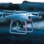 Dron volando sobre terreno abierto asociado a datos de entrenamiento para sistemas autónomos.