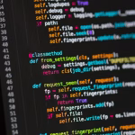 Pantalla con código de programación usado para desarrollo asistido por inteligencia artificial
