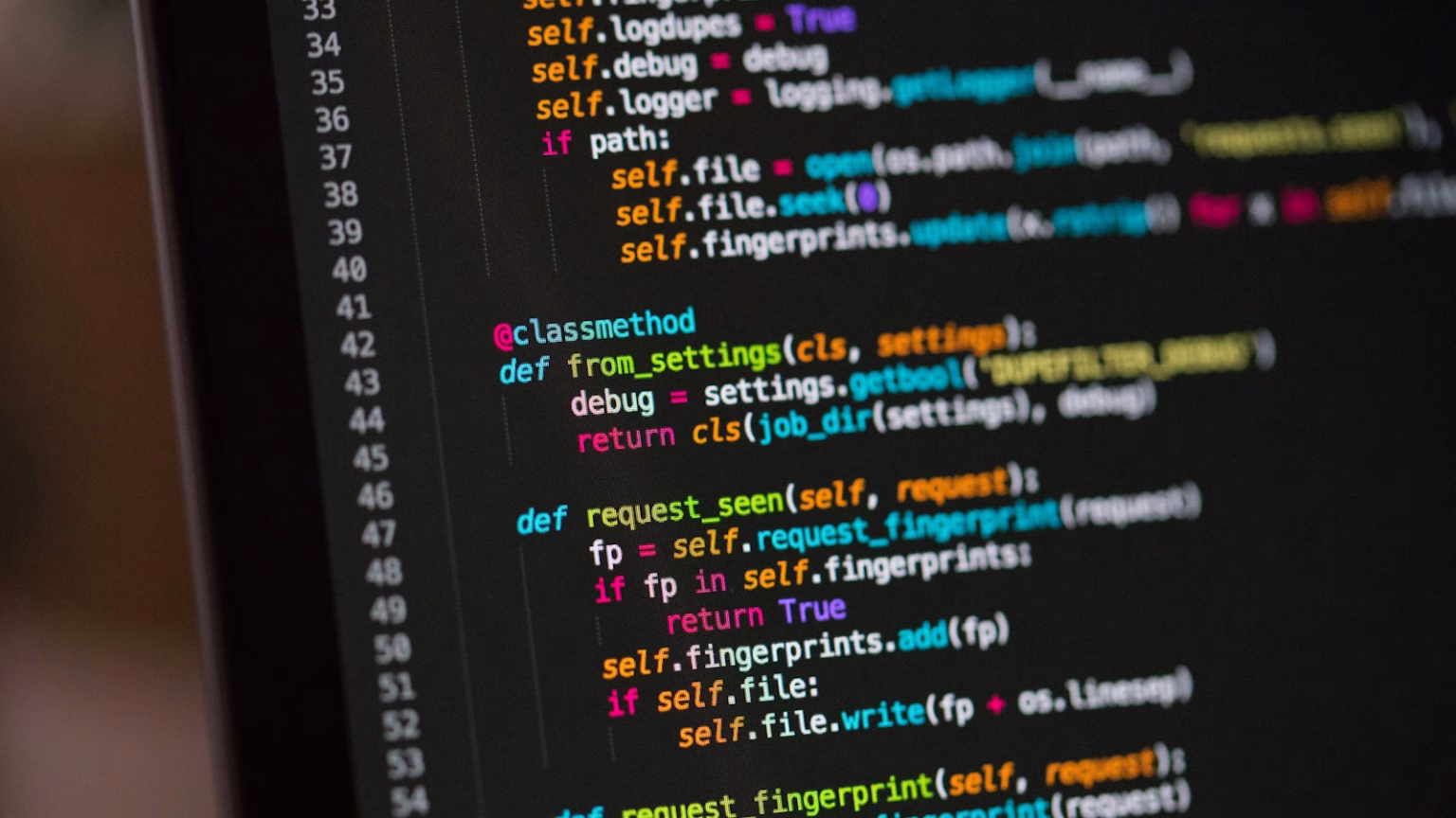 Pantalla con código de programación usado para desarrollo asistido por inteligencia artificial