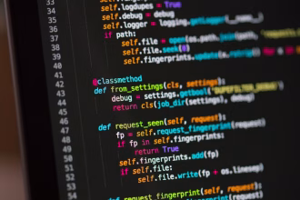 Pantalla con código de programación usado para desarrollo asistido por inteligencia artificial