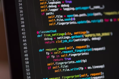 Pantalla con código de programación usado para desarrollo asistido por inteligencia artificial