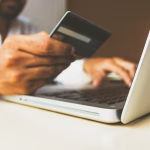 Candado digital como símbolo de privacidad y verificación de identidad en plataformas online
