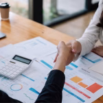 Reunión de financiación empresarial, imagen temática para growth debt y capital de startups.