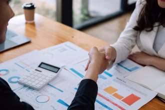 Reunión de financiación empresarial, imagen temática para growth debt y capital de startups.