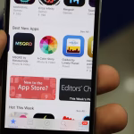 Pantalla de iPhone con App Store, imagen temática para el negocio de aplicaciones de Apple.