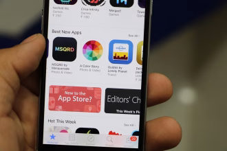 Pantalla de iPhone con App Store, imagen temática para el negocio de aplicaciones de Apple.