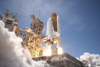 Lanzamiento de cohete, imagen temática para el hito orbital de Isar Aerospace en Europa.