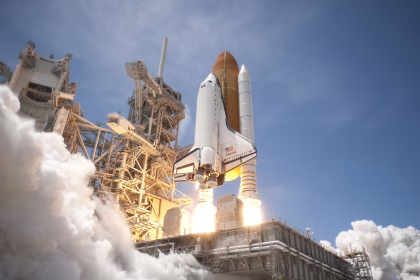 Lanzamiento de cohete, imagen temática para el hito orbital de Isar Aerospace en Europa.