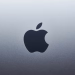 Logo de Apple en una superficie metálica