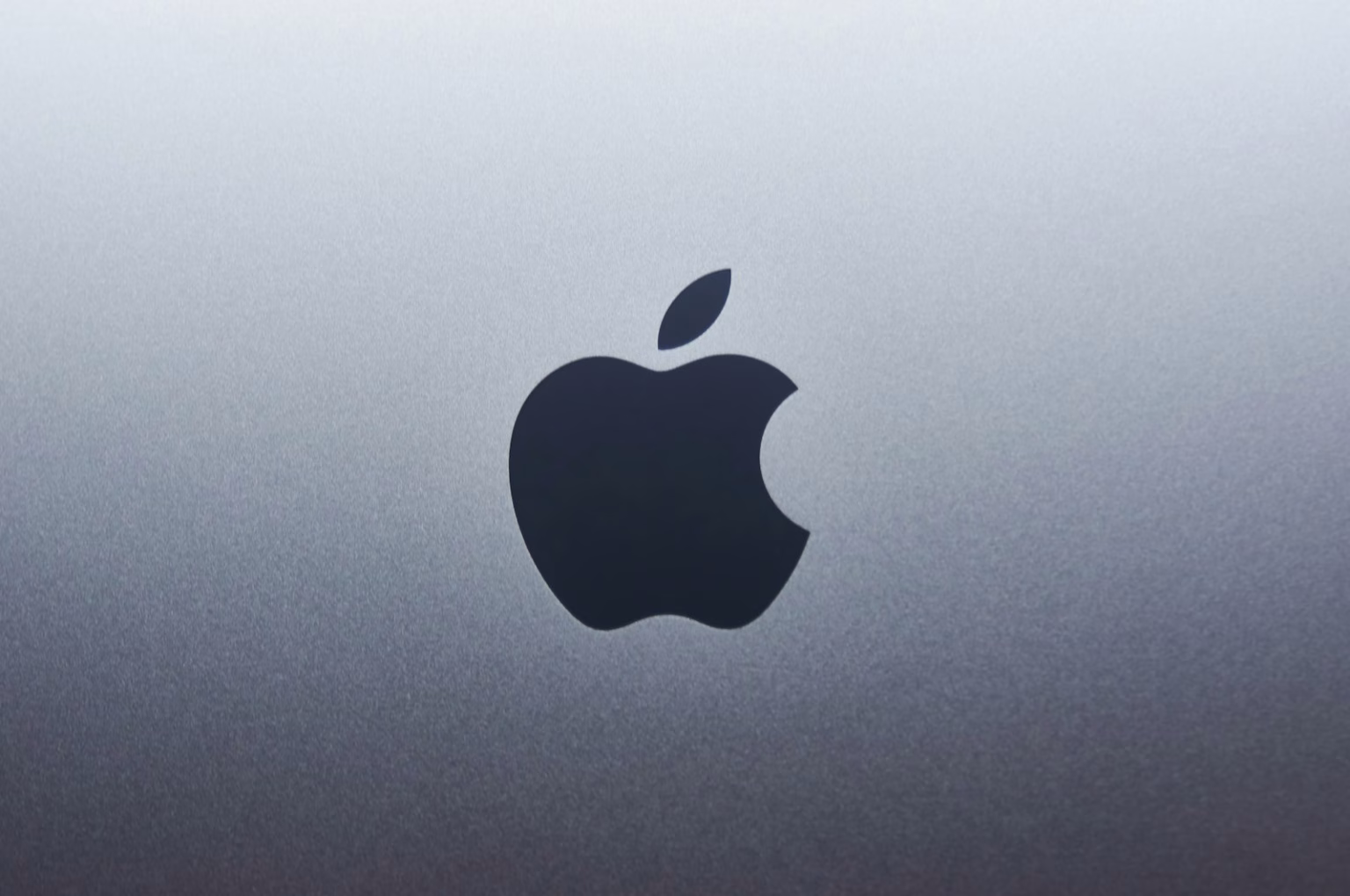 Logo de Apple en una superficie metálica