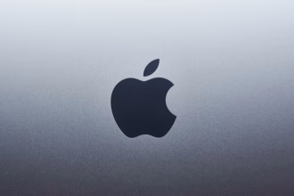 Logo de Apple en una superficie metálica