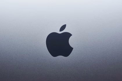 Logo de Apple en una superficie metálica
