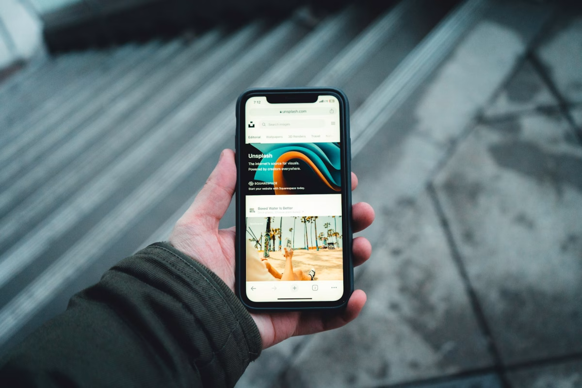 Persona usando un teléfono móvil con una plataforma visual en pantalla