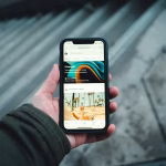 Persona usando un teléfono móvil con una plataforma visual en pantalla
