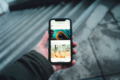 Persona usando un teléfono móvil con una plataforma visual en pantalla