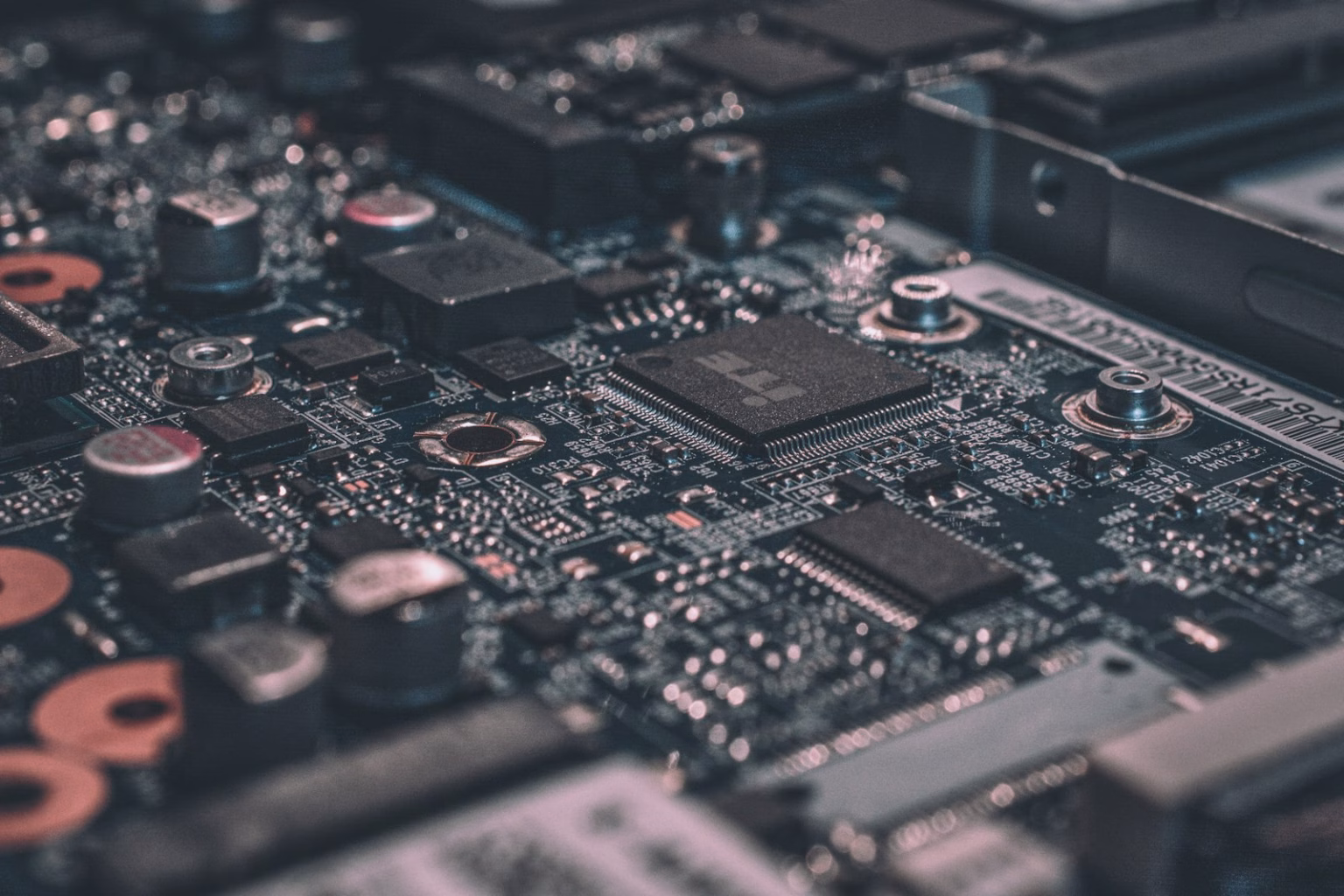 Primer plano de un circuito electrónico usado para representar la competencia global por chips de IA