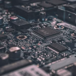 Detalle de un circuito electrónico que representa chips e infraestructura de inteligencia artificial