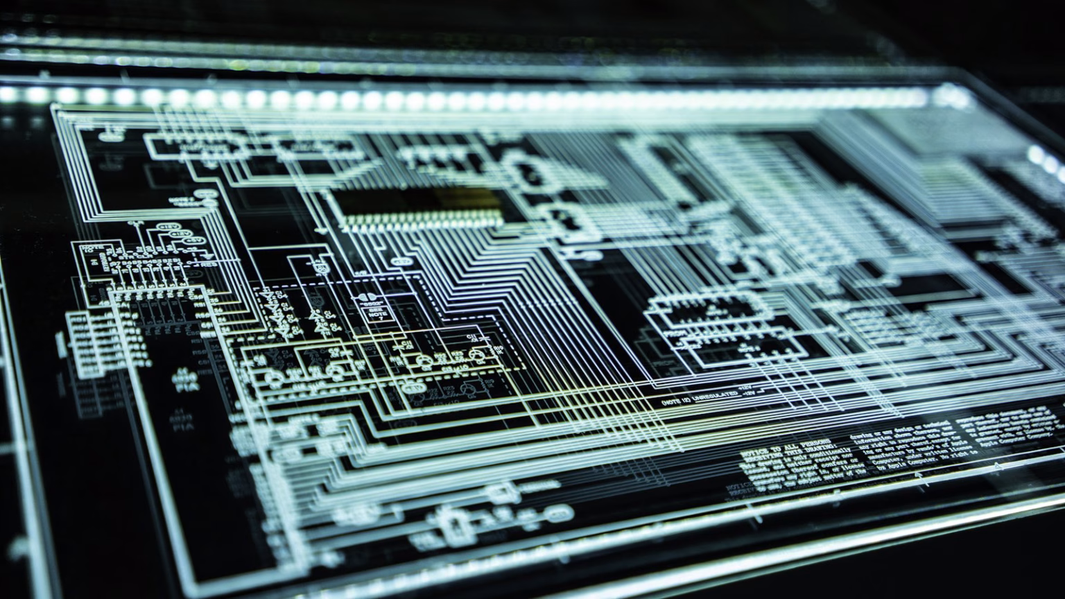 Código de ciberseguridad sobre una pantalla, asociado a protección de dispositivos conectados