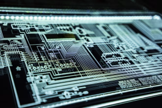 Código de ciberseguridad sobre una pantalla, asociado a protección de dispositivos conectados