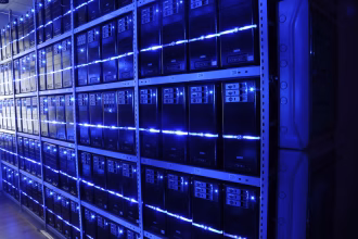 Pasillo de servidores en un centro de datos utilizado para cargas de inteligencia artificial