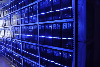 Pasillo de servidores en un centro de datos utilizado para cargas de inteligencia artificial