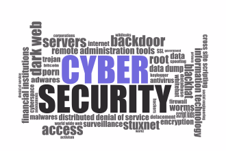 Concepto visual de ciberseguridad con un ordenador y símbolos digitales