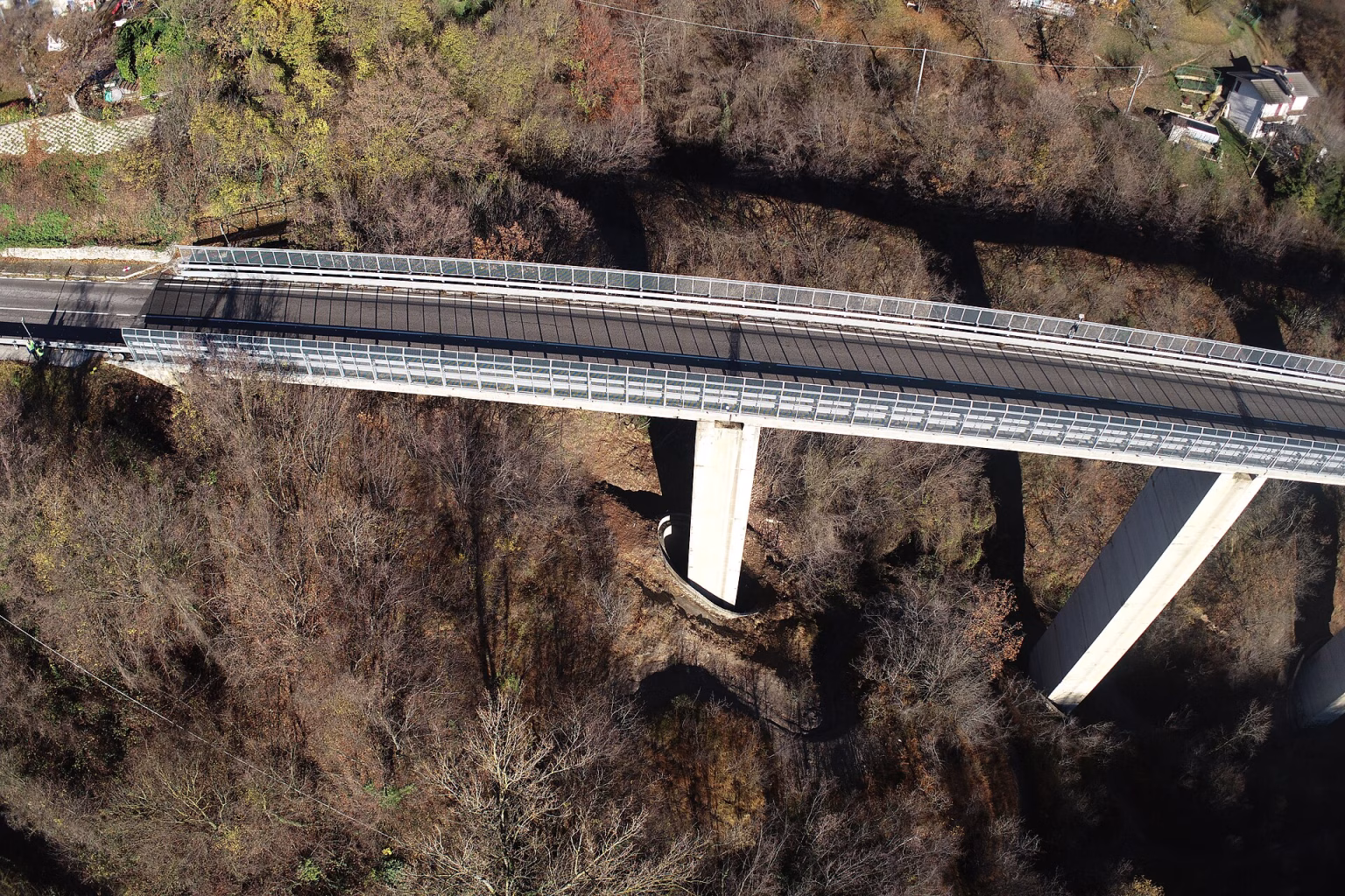 Dron utilizado para la inspección de un puente e infraestructuras críticas