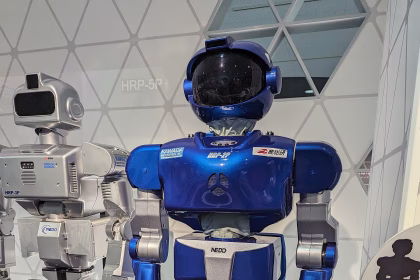 Robot humanoide expuesto en un centro tecnológico