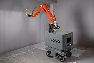 Robot automatizado de construcción trabajando en una obra