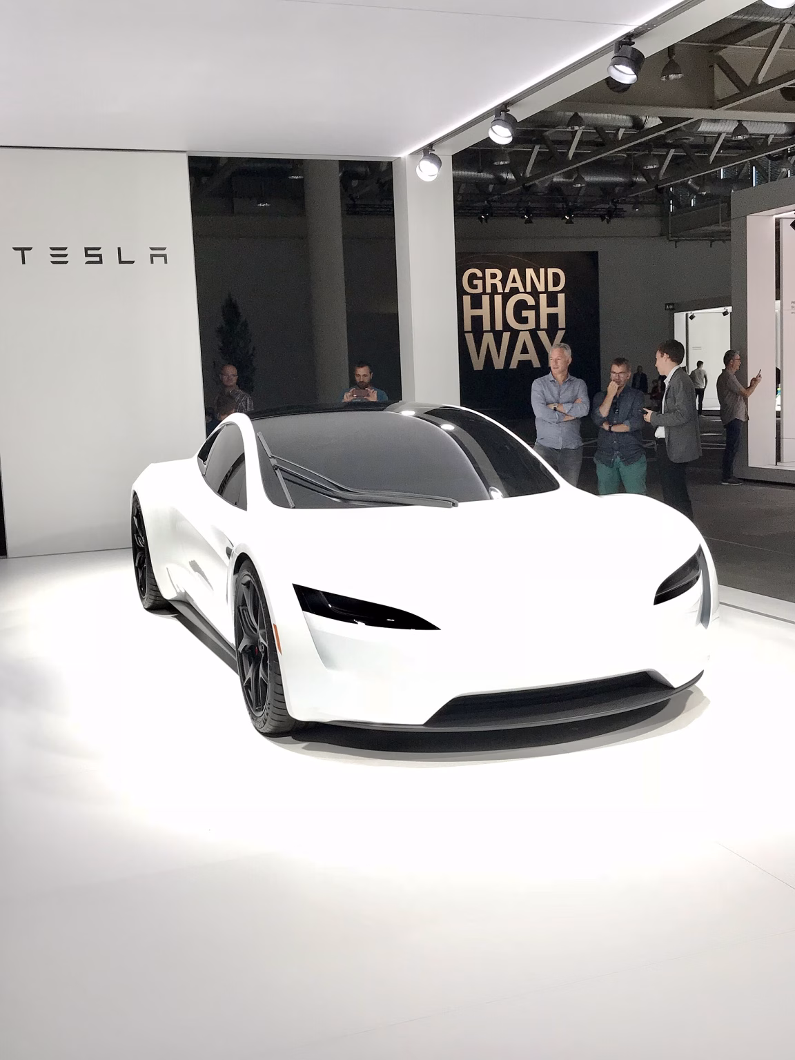 Prototipo del Tesla Roadster expuesto en un evento