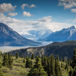 Montaña nevada y sendero remoto asociados a planificación con asistentes de inteligencia artificial.