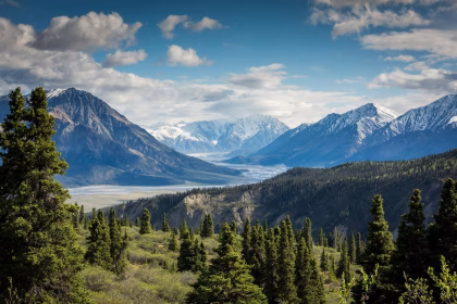 Montaña nevada y sendero remoto asociados a planificación con asistentes de inteligencia artificial.