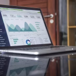 Pantalla con gráficos de publicidad digital y analítica de negocio.
