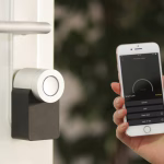 Salón con dispositivos inteligentes conectados y control domótico.