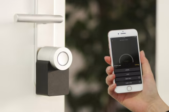 Salón con dispositivos inteligentes conectados y control domótico.