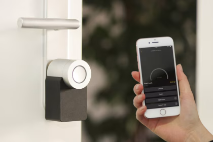 Salón con dispositivos inteligentes conectados y control domótico.