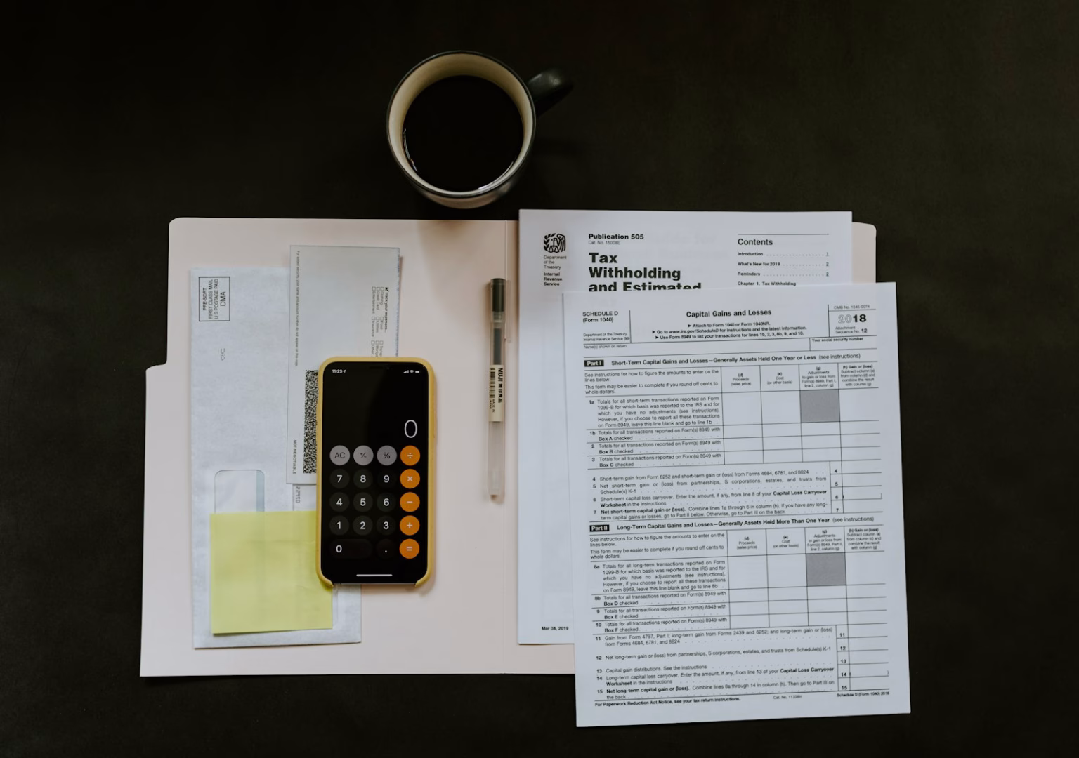 Persona revisando pagos digitales y datos financieros en un portátil.