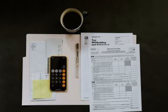 Persona revisando pagos digitales y datos financieros en un portátil.