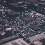 Placa electrónica con circuitos y componentes para ilustrar escasez de memoria y semiconductores