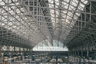 Tren en una vía ferroviaria como referencia a tecnología de inspección