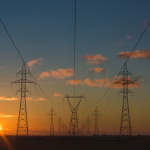 Torres de refrigeración de una planta energética, imagen asociada a energía para centros de datos.