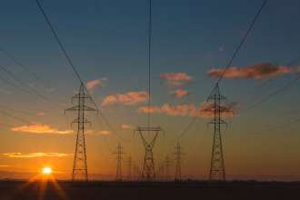 Torres de refrigeración de una planta energética, imagen asociada a energía para centros de datos.