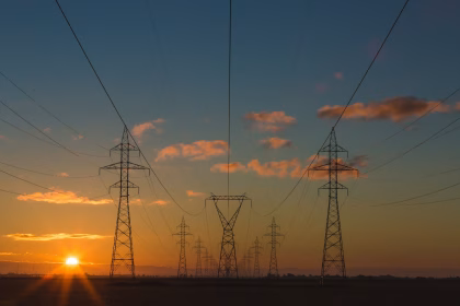 Torres de refrigeración de una planta energética, imagen asociada a energía para centros de datos.