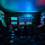 Persona jugando en un ordenador asociada a gaming, entretenimiento digital e inversión tecnológica.