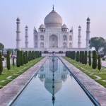 Emprendedores tecnológicos trabajando en una oficina con referencias visuales a India y software de inteligencia artificial.