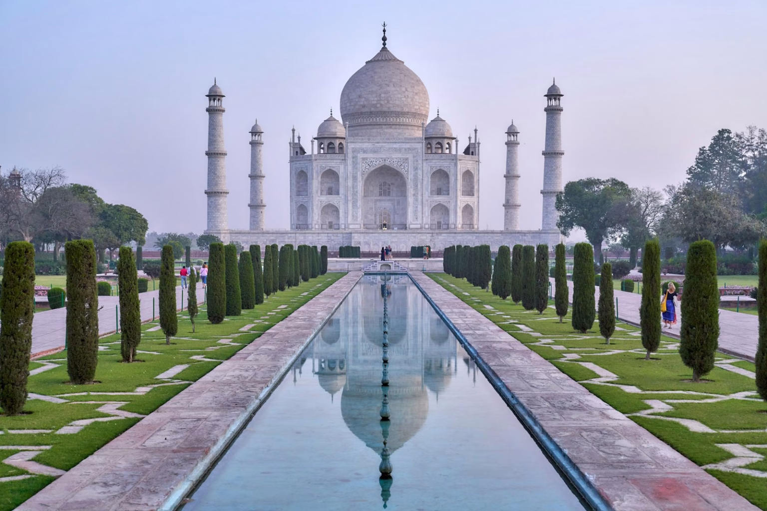 Emprendedores tecnológicos trabajando en una oficina con referencias visuales a India y software de inteligencia artificial.