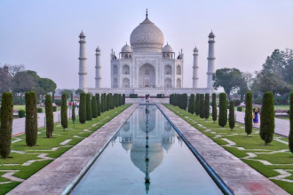 Emprendedores tecnológicos trabajando en una oficina con referencias visuales a India y software de inteligencia artificial.