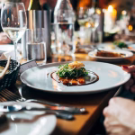Plato de comida fotografiado en una mesa de restaurante, imagen asociada a menús digitales y marketing gastronómico.