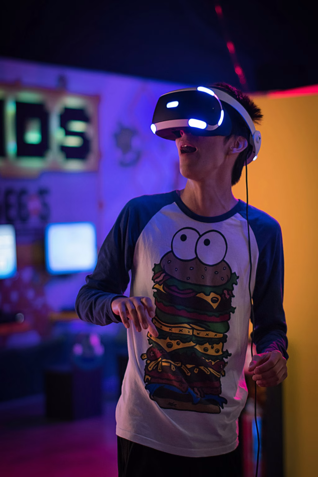 Persona usando gafas de realidad virtual en un entorno tecnológico